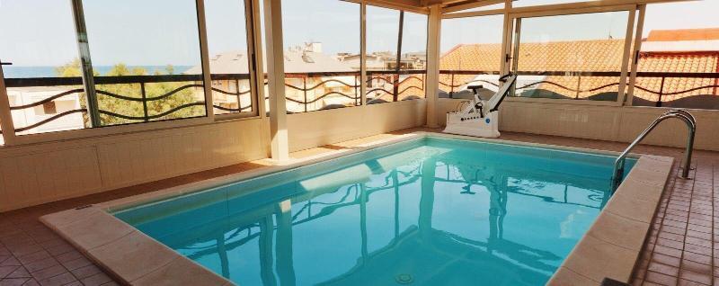 Hotel President Vasto Luaran gambar