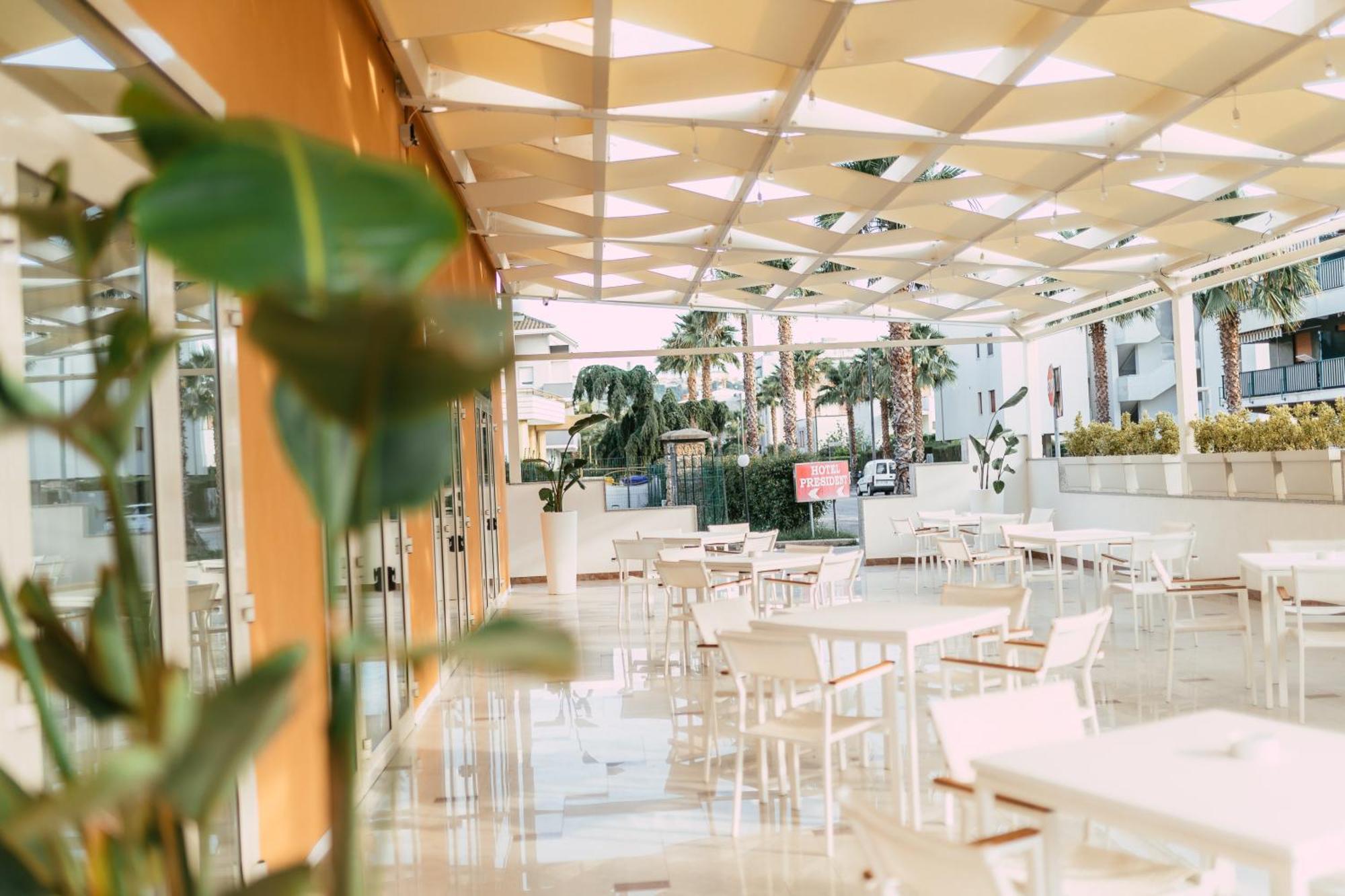 Hotel President Vasto Luaran gambar